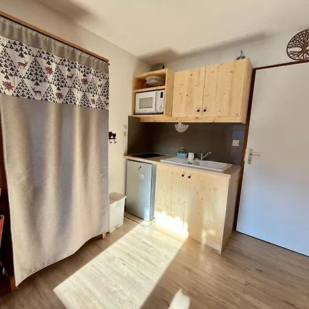 Confortable Avec Balcon Et Parking Au Centre Du Village - Fr-1-624-121 *